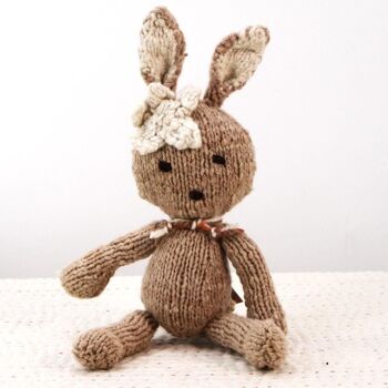 Peluche éco-responsable faite main en laine biologique - lapin - SIMONE - Kenana Knitters 8