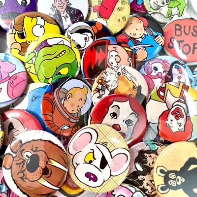 Surtido de 25 insignias de caricaturas de cómics/historias recicladas (paquete de 25)