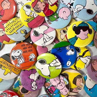 25 Peanuts recyclés / Assortiment de badges Snoopy (pack de 25)