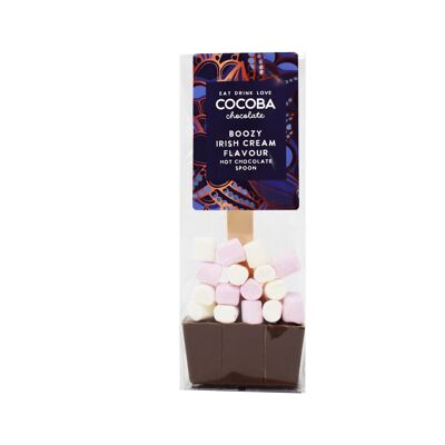 Cucchiaio di cioccolata calda al latte e panna irlandese con marshmallow
