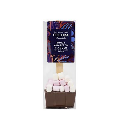 Cuillère de chocolat chaud au lait et à l'amaretto avec guimauves