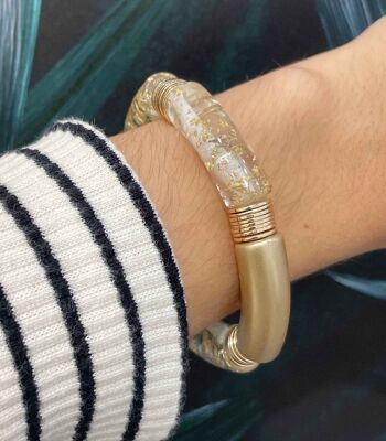Bracelet élastique tendance avec tubes acryliques et perles plates en laiton doré à l'or fin 14K 2