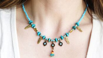 Collier de plumes perlées turquoise 2