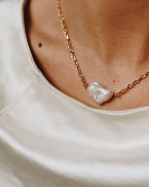 Collana filettata in acciaio con catena piatta di madreperla e perla