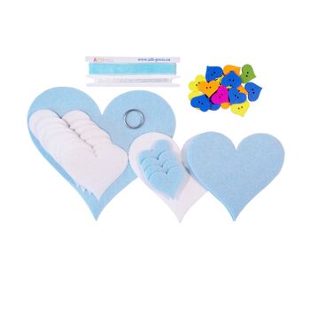 Kit de couture en feutre bricolage décoration à suspendre coeurs bleus - plat 2