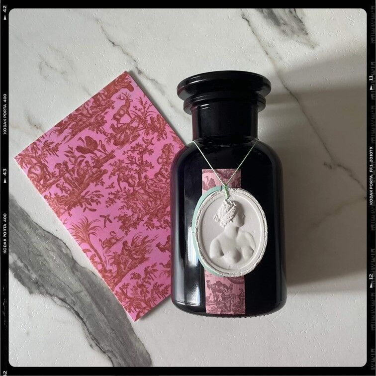 CANDELA PROFUMATA APOTHECARY | LEGNO AFFUMICATO | TELA DI GIOIELLI | 250G