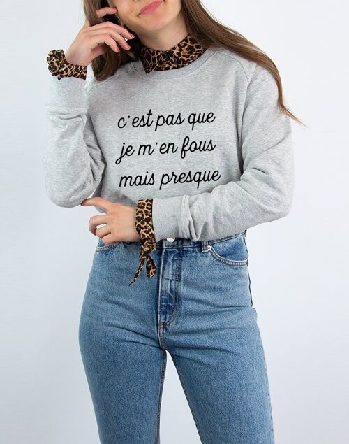 SWEAT GRIS CHINE FEMME C'EST PAS QUE JE M'EN FOUS MAIS PRESQUE