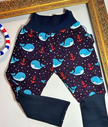 Pantalon réversible bleu foncé avec de jolies baleines 1
