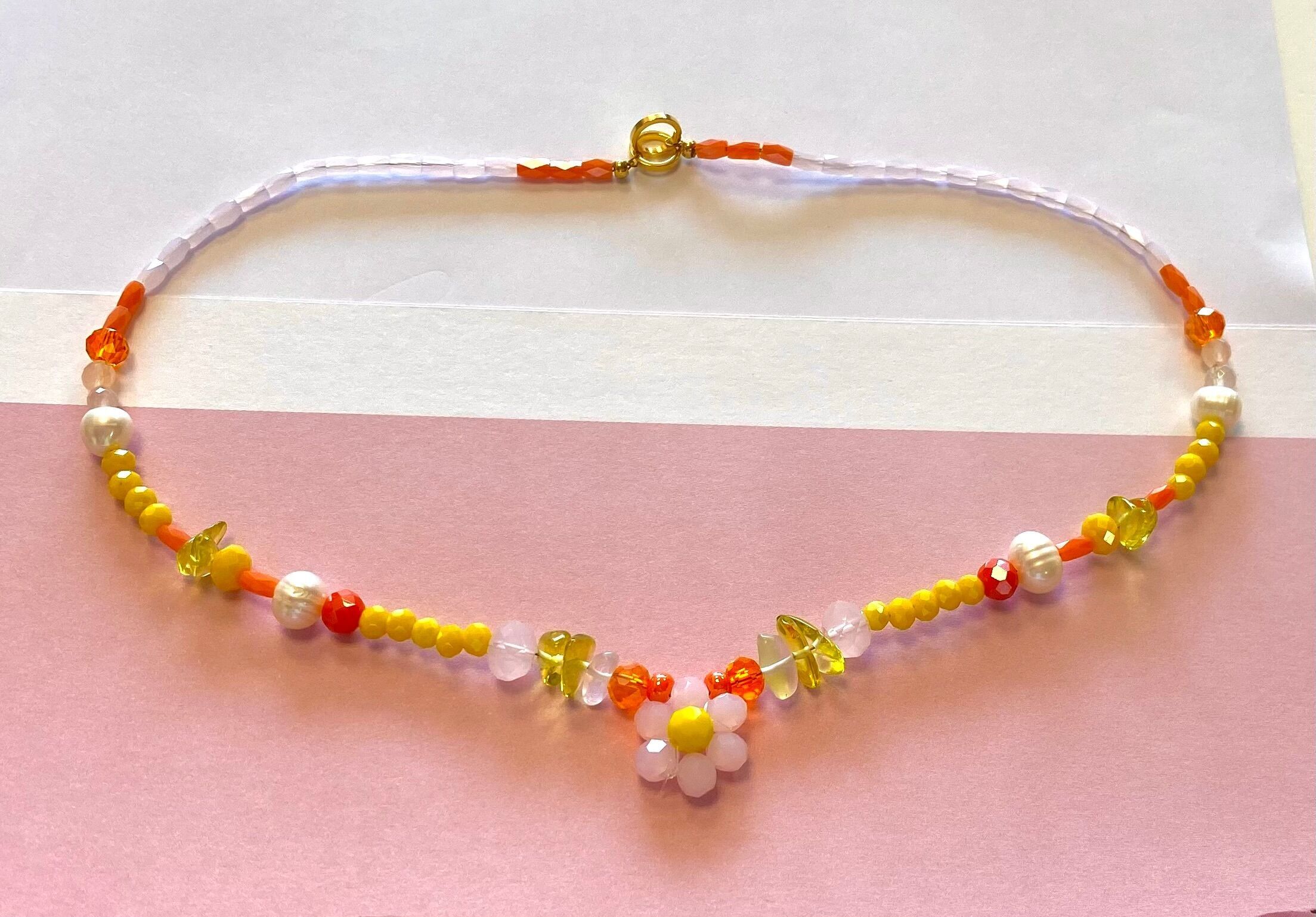 Collar perlas y flores