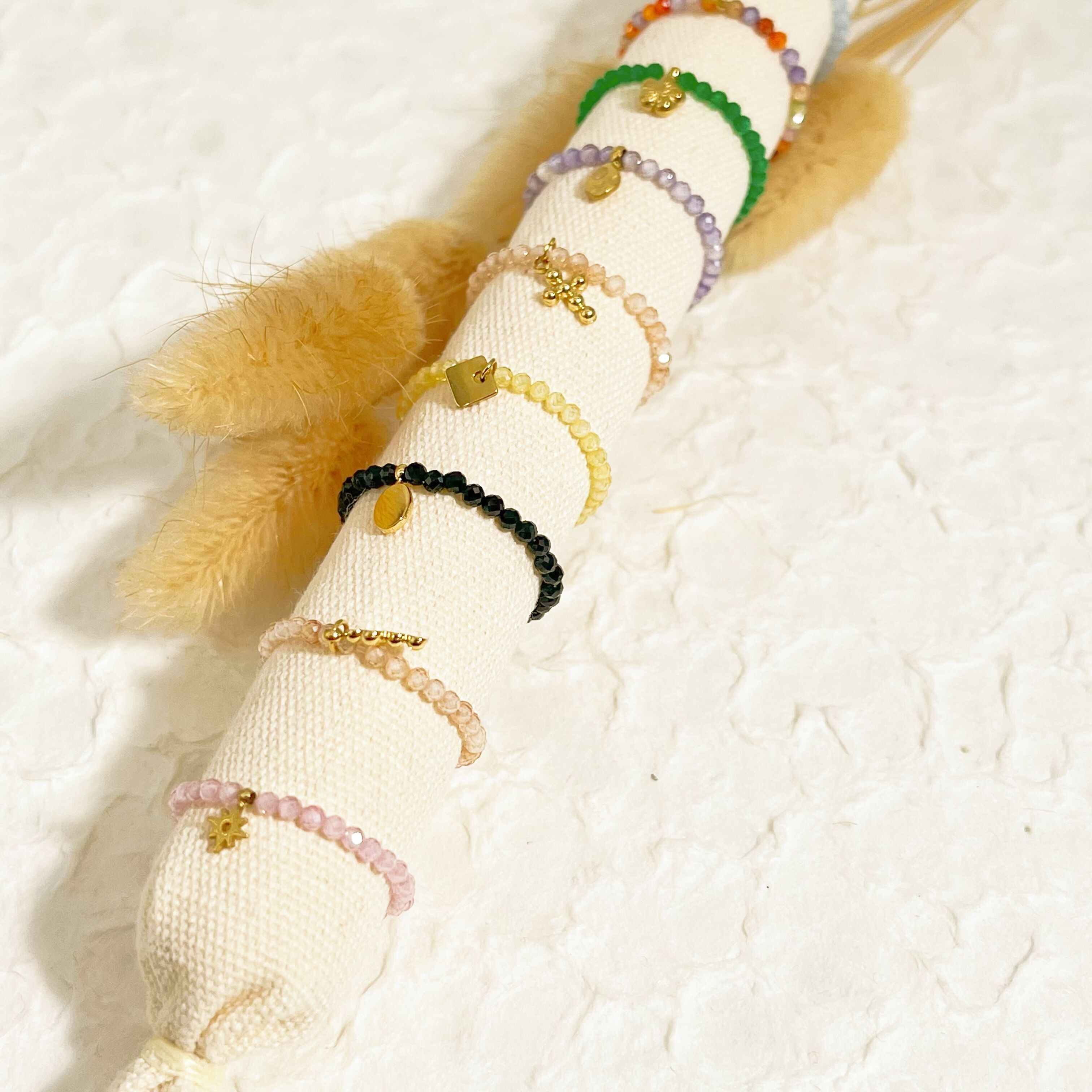 Set de 12 anillos elásticos de colores con colgantes.