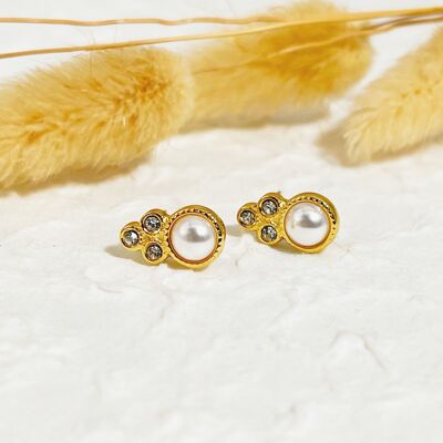 Stud earrings with triple rhinestones and pearl