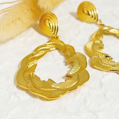 Golden flower dangling earrings