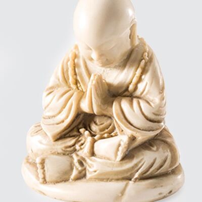 Estatua de monje de Buda rezando de Namaste