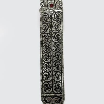 Namaste Räucherstäbchenhalter aus geprägtem Metall mit Stein – Blumen