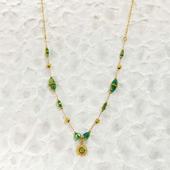 Collier chaîne dorée avec soleil vert 2