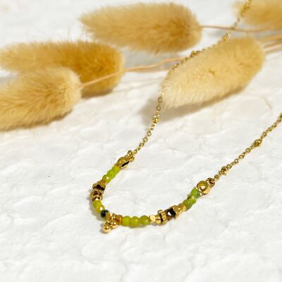 Goldene Halskette mit grünen Steinen