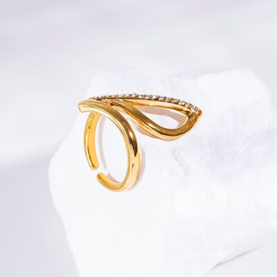 Golden buckle ring with zirconium oxides