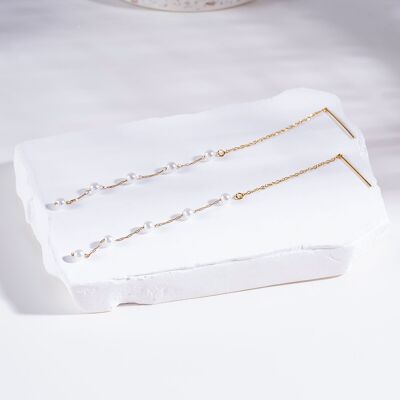 Golden dangling line earrings with pearls