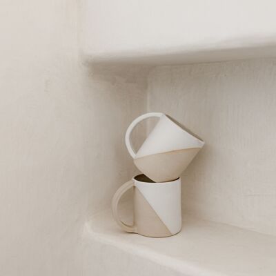 Halbweiße handgefertigte Kaffee- und Teetasse aus Steinzeug
