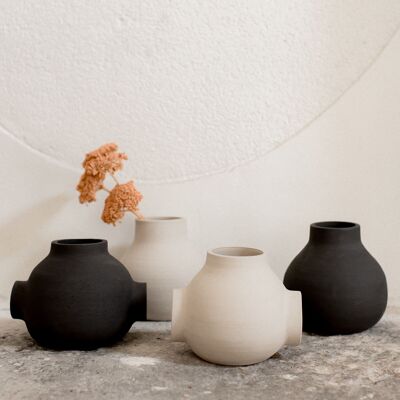 Vaso tondo in ceramica a sfera Bulles dal design grezzo realizzato a mano