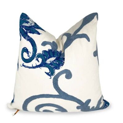 Coussin décoratif brodé floral blanc bleu et blanc