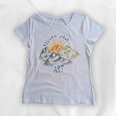b.WOLLEN.B Black Label Weißes T-Shirt „Artistic Mountain“, handbemalt für Damen
