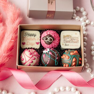 Luxuriöses Geschenk zum Muttertag, Schachtel mit handgemachter Schokolade, bestes Geschenk für Mama