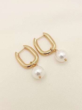 Boucles d'oreilles dorées créoles avec perle pendante 1