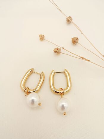 Boucles d'oreilles dorées créoles avec perle pendante 2