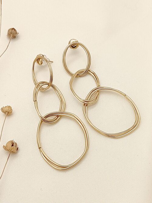 Boucles d'oreilles dorées pendantes ovales irréguliers