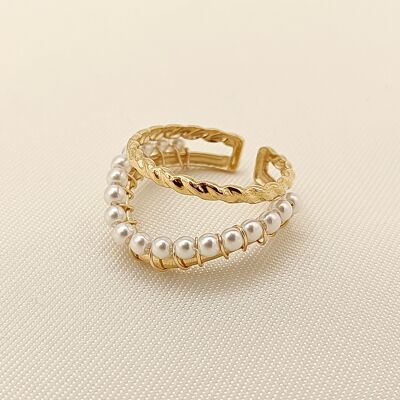 Goldener Ring aus doppelt geflochtenen Linien mit Perlen