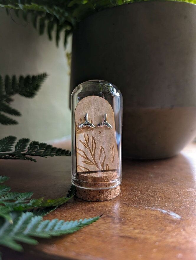 Borchie in argento sterling con coda di balena