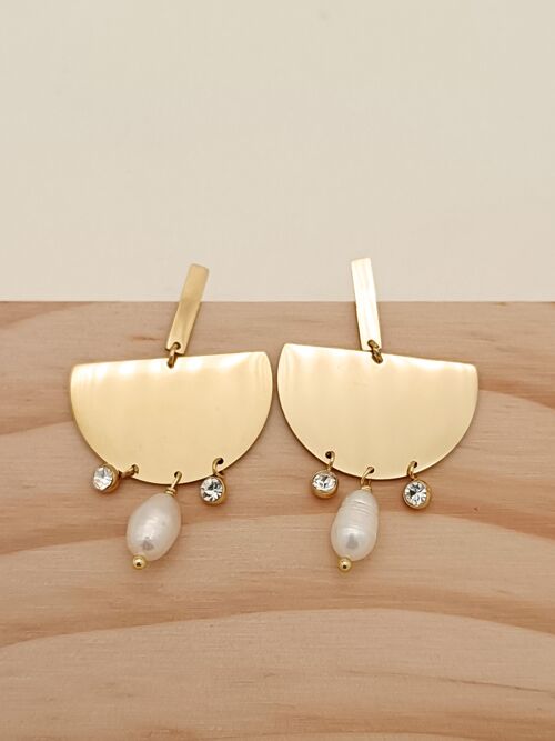 Boucles d'oreilles dorées demi-rond avec perle et strass pendants