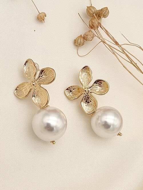 Boucles d'oreilles dorées fleur perle pendante