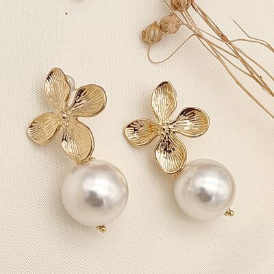 Gold flower pearl dangling earrings
