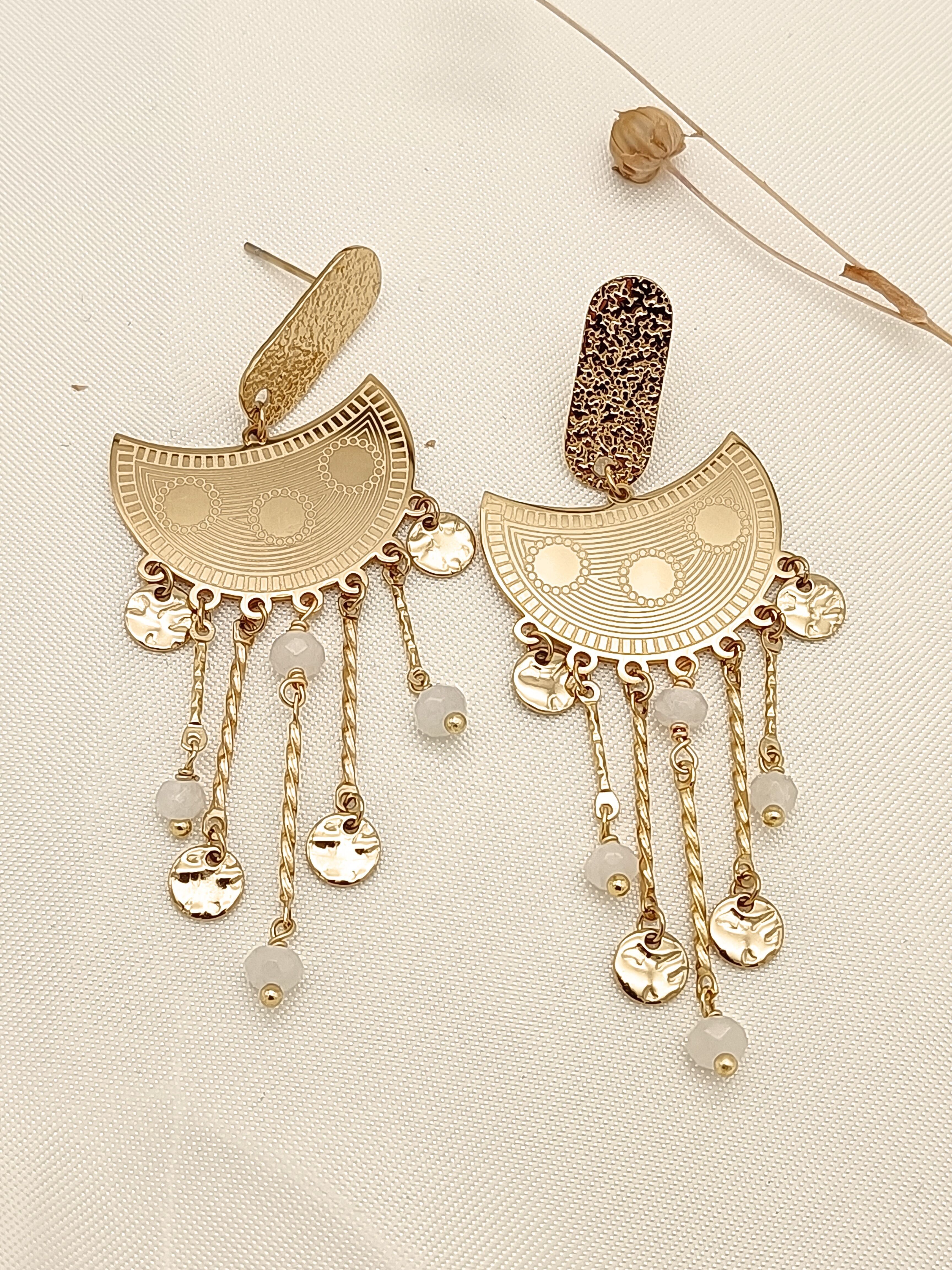 Orecchini bohémien con motivo sole dorato con pendenti rotondi placcati e perle bianche