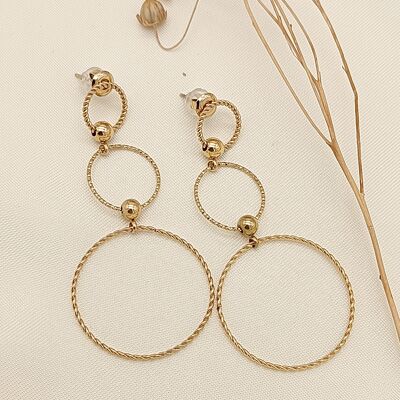 Goldene Ohrringe mit drei baumelnden Kreisen