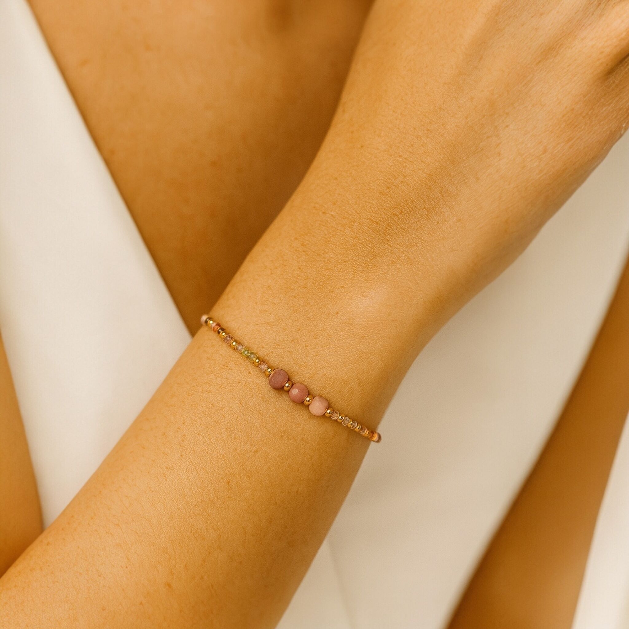 Bracciale con tormalina, rodocrosite e perline dorate