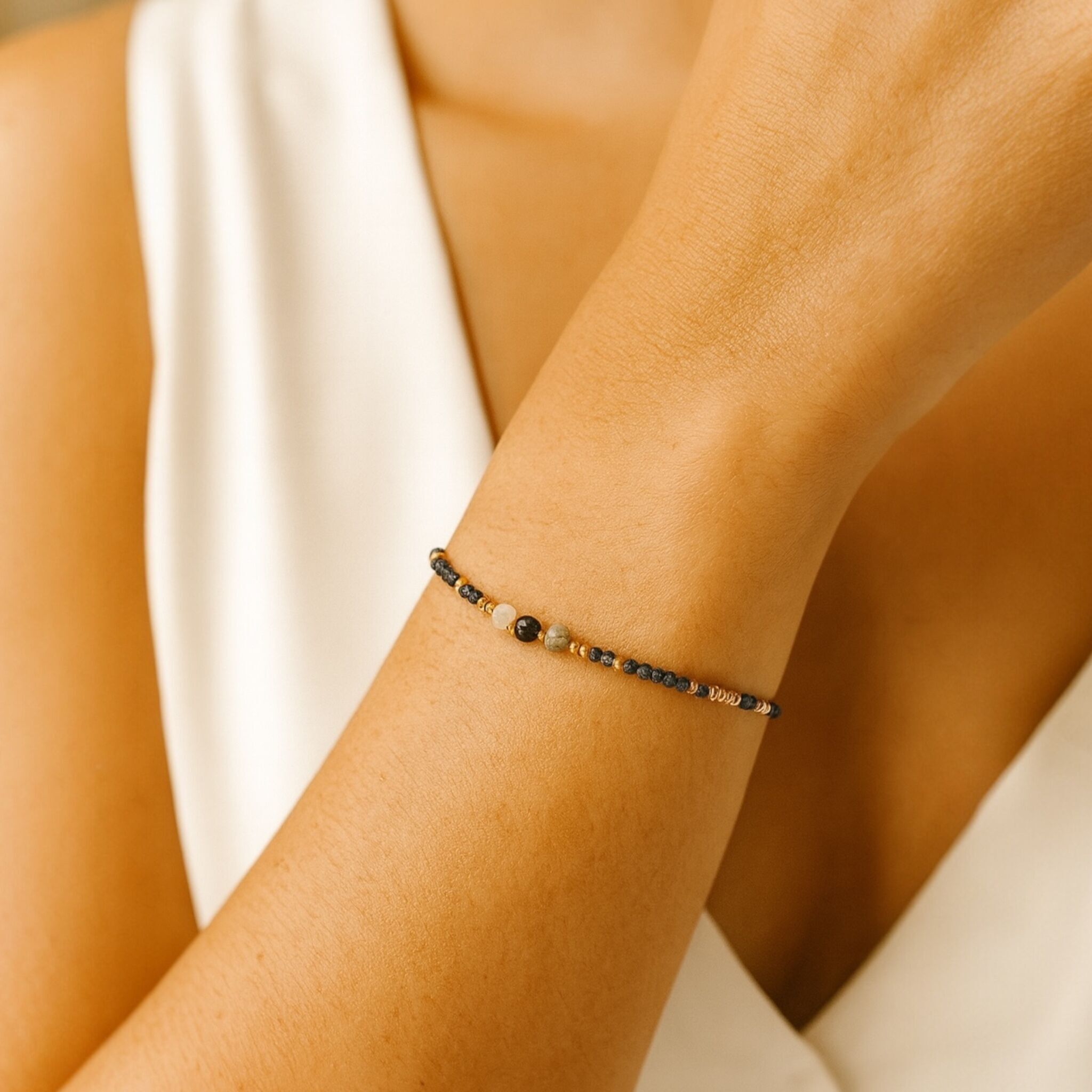 Bracciale con zaffiri blu, sodalite e perle dorate