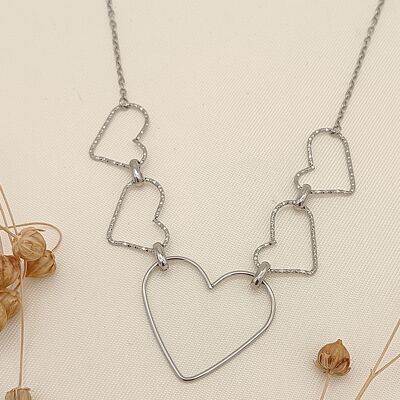 Silberne Halskette mit fünf Herzen