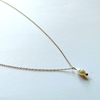 Delicata collana in acciaio inossidabile color oro e pendente con perla d'acqua dolce