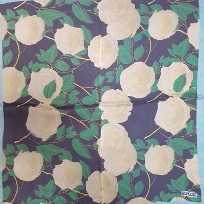 Pañuelo seda negro 70X70 con rosas blancas