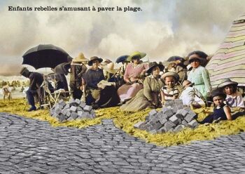 Carte postale - Enfants rebelles s'amusant à paver la plage. 1