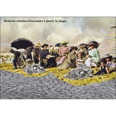 Carte postale - Enfants rebelles s'amusant à paver la plage.