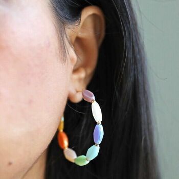 Boucles d'oreilles créoles en perles de verre colorées 2