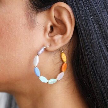 Boucles d'oreilles créoles en perles de verre colorées 4