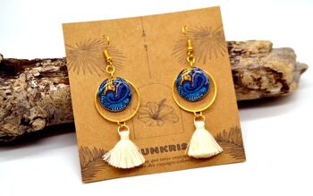 Boucles d'Oreilles Pendantes en Résine Wax Africain Bleu et Orange avec Pompon Blanc 5