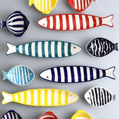 Plato de cerámica con forma de pez impreso a mano