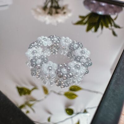 Flower ring made of glass beads SILVER WHITE
