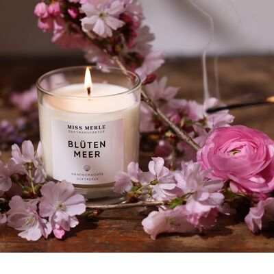 Scented candle BLÜTENMEER: floral & delicate